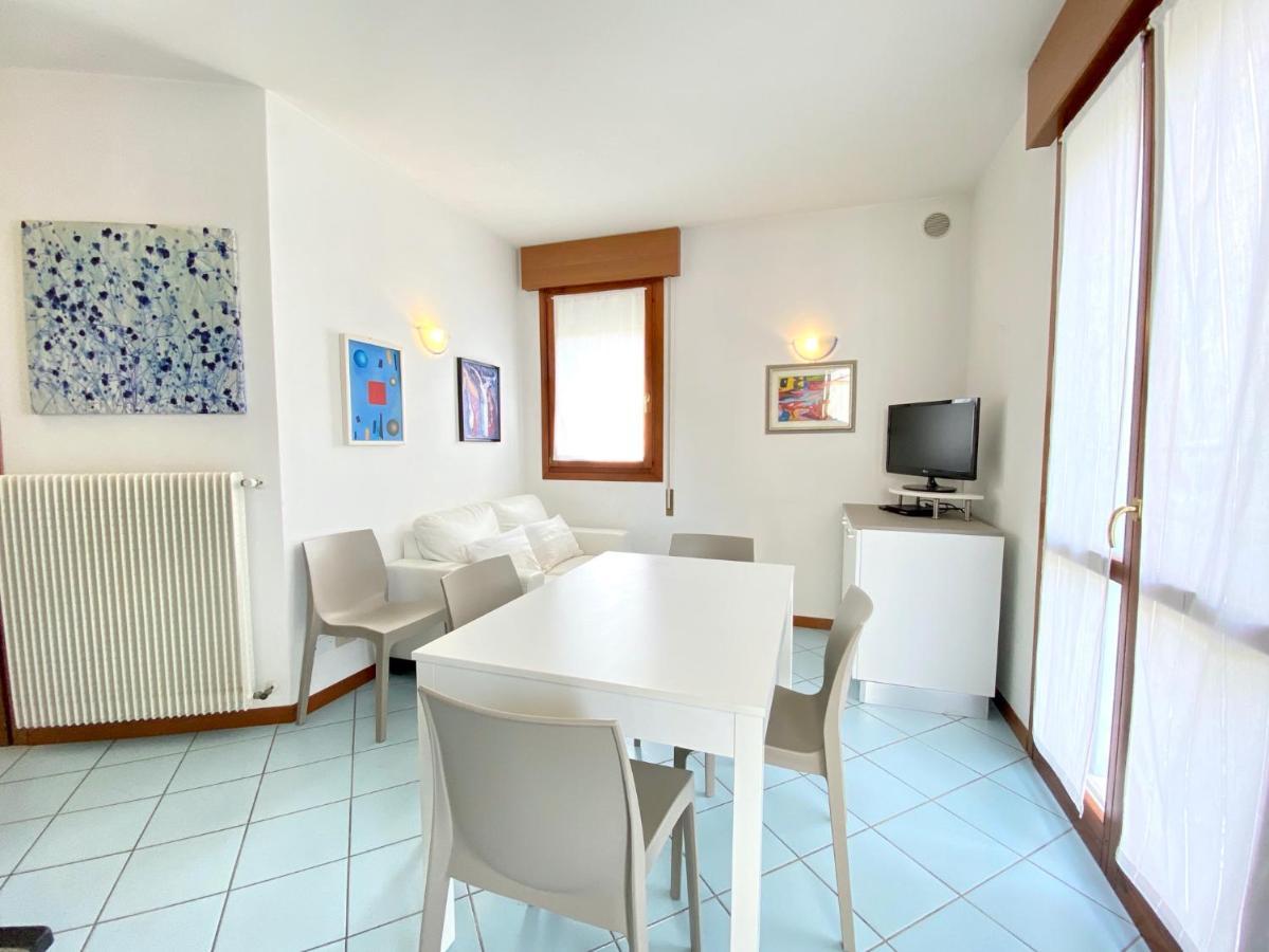 Villa Santin Carraro Immobiliare - Family Apartments Лидо-ди-Езоло Экстерьер фото