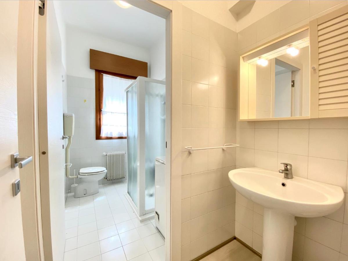 Villa Santin Carraro Immobiliare - Family Apartments Лидо-ди-Езоло Экстерьер фото