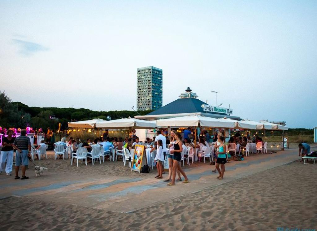 Villa Santin Carraro Immobiliare - Family Apartments Лидо-ди-Езоло Экстерьер фото